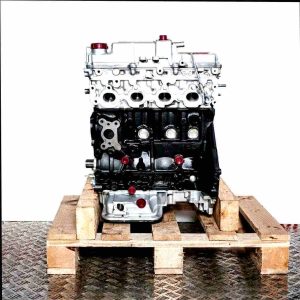 Z 17 DTH engine on a wooden pallet against a white background. Features a black engine block, silver cylinder head, and various attachments with colored caps.