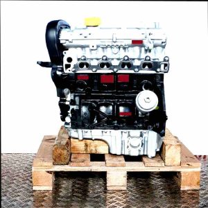 Z 18 XE engine displayed on a wooden pallet against a white background. The silver cylinder head and black engine block are visible. A yellow cap is present on the top right.